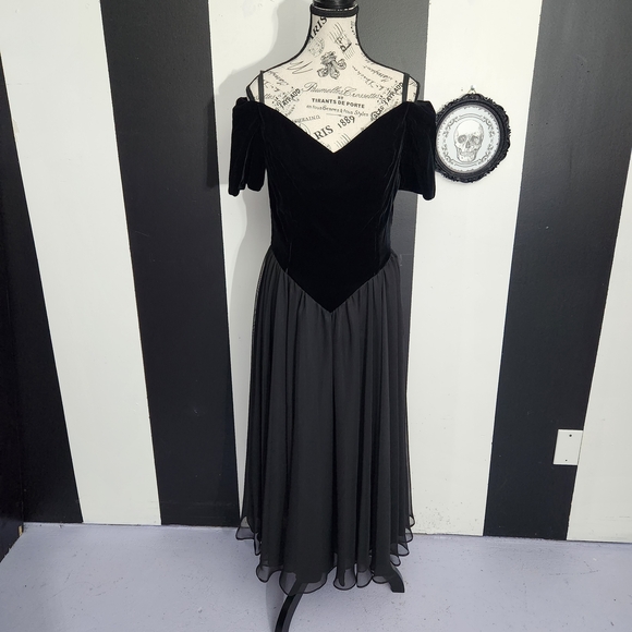 Vintage Gothic Black Velvet Midi Dress - Picture 2 of 6